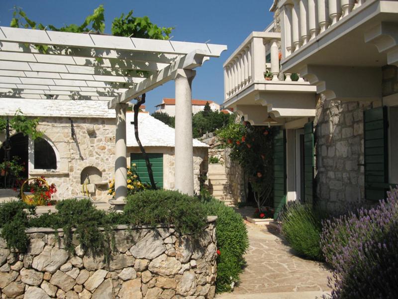 Apartments Nejasmic - Little House For Peaceful And Domestic Vacation Bol Extérieur photo